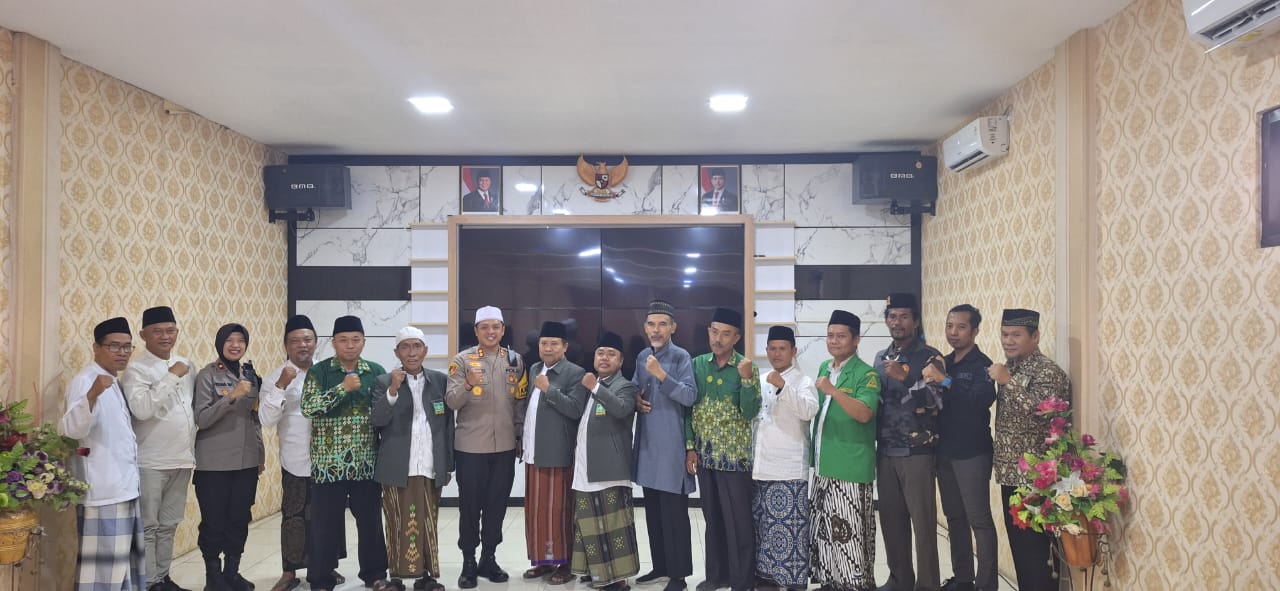 Foto bersama para peserta dan Polres Sampang usai Deklarasi Pilkada Damai, Selasa (22/10/2024). (Foto:IST)