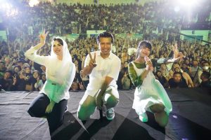 Puluhan Ribu Anak Muda Meriahkan Konser Relawan Gokil Khofifah-Emil di DBL Arena