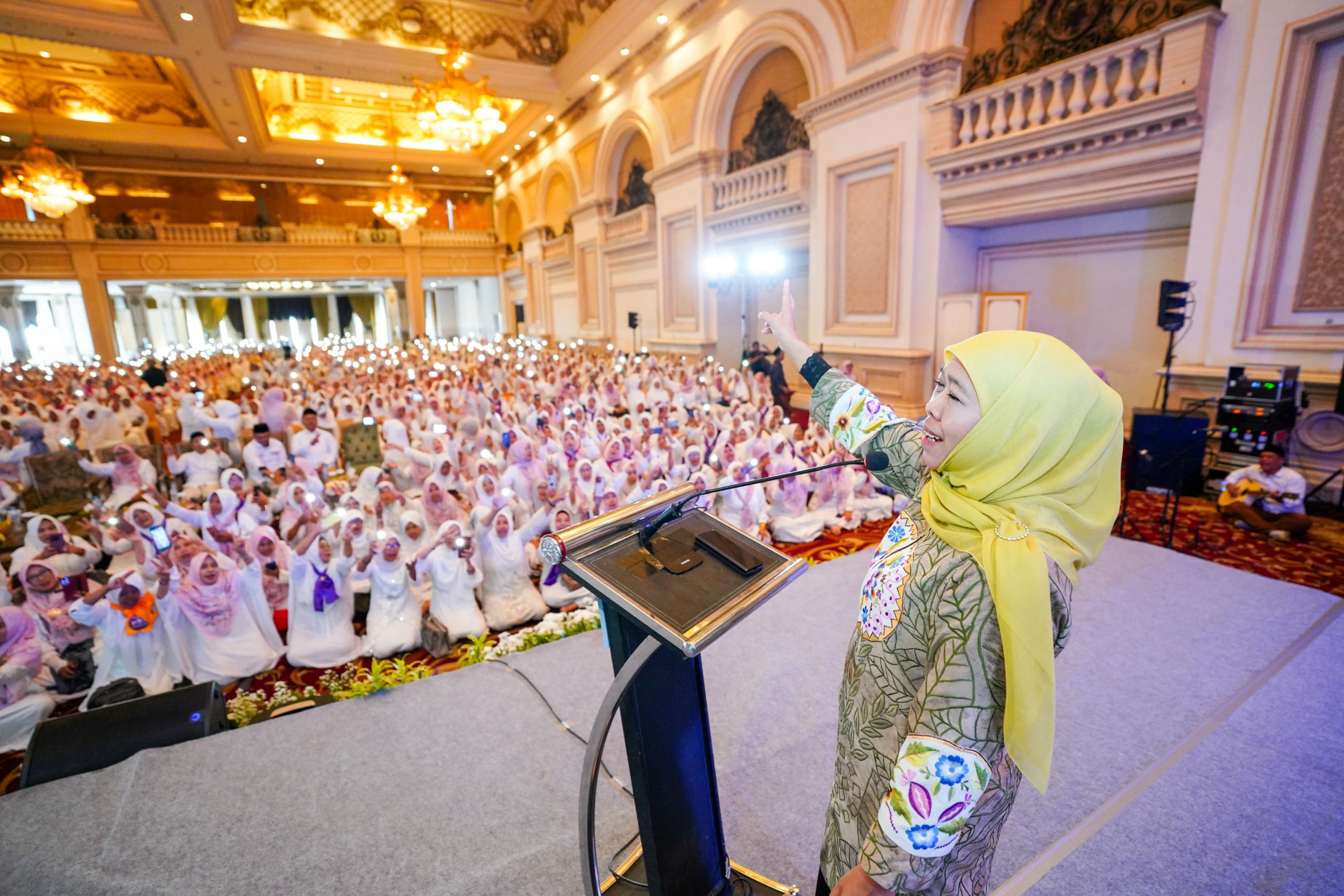 Cagub Jatim nomor urut 2, Khofifah Indar Parawansa saat menghadiri silaturrahim PC dan PAC Muslimat NU se-Jawa Timur di Empire Palace, Surabaya, Kamis (7/11/2024). (Foto:IST)