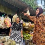 Risma menyapa pedagang kawasan wisata Trawas, Mojokerto