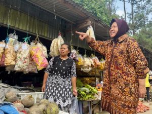 Risma Hadir di Kawasan Wisata Trawas, Disambut Baik Warga dan Pedagang