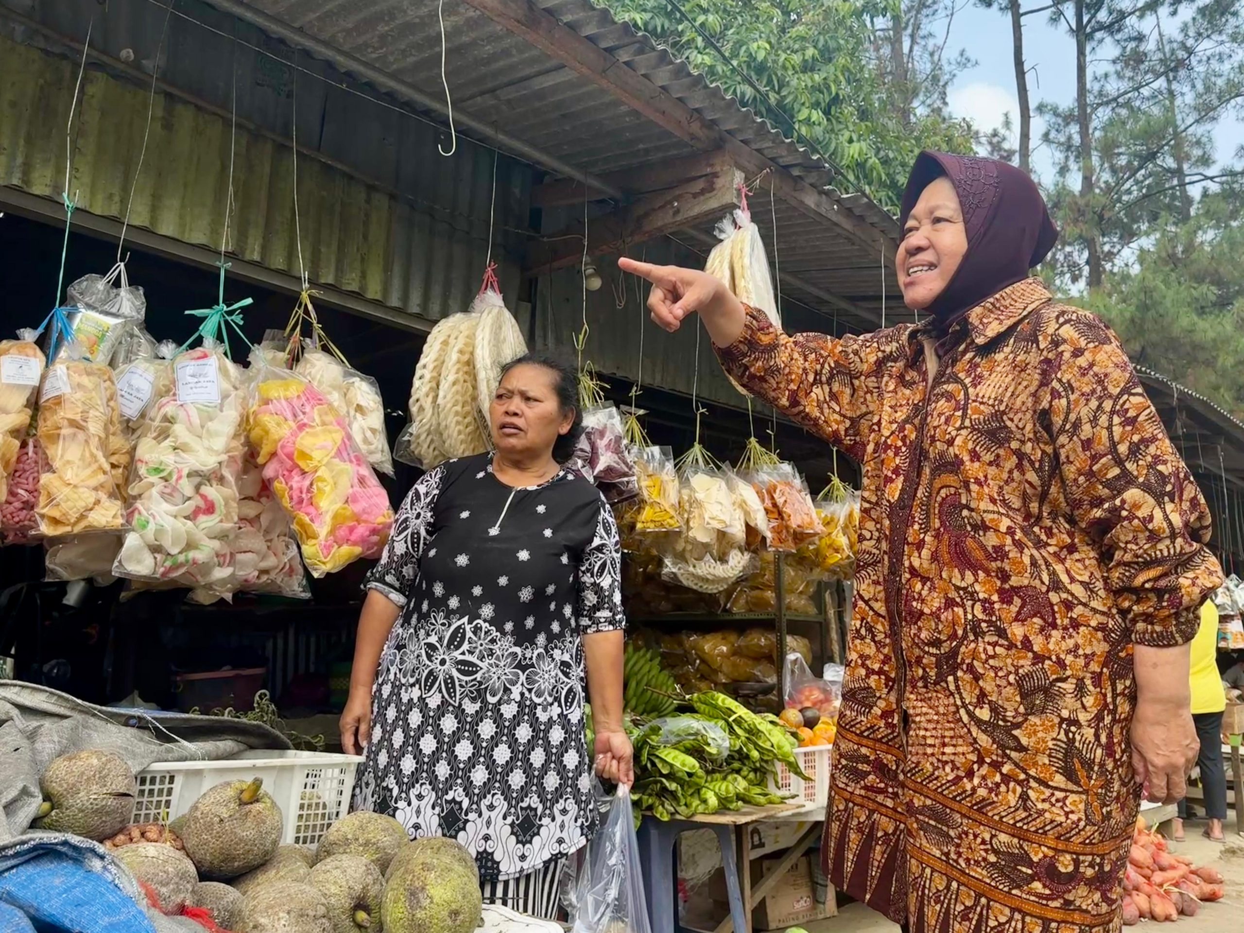 Risma menyapa pedagang kawasan wisata Trawas, Mojokerto 