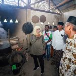 Cagub Jatim nomor urut 2, Khofifah Indar Parawansa saat dialog dan diskusi dengan para pelaku rumah industri gula merah atau penderes di Desa Bades, Kecamatan Cadipuro, Lumajang, Rabu (13/11/2024) sore. (Foto:IST)