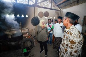 Melawat ke Rumah Industri Gula Merah di Lumajang, Khofifah Komitmen Bantu Replanting Kelapa Hibrida