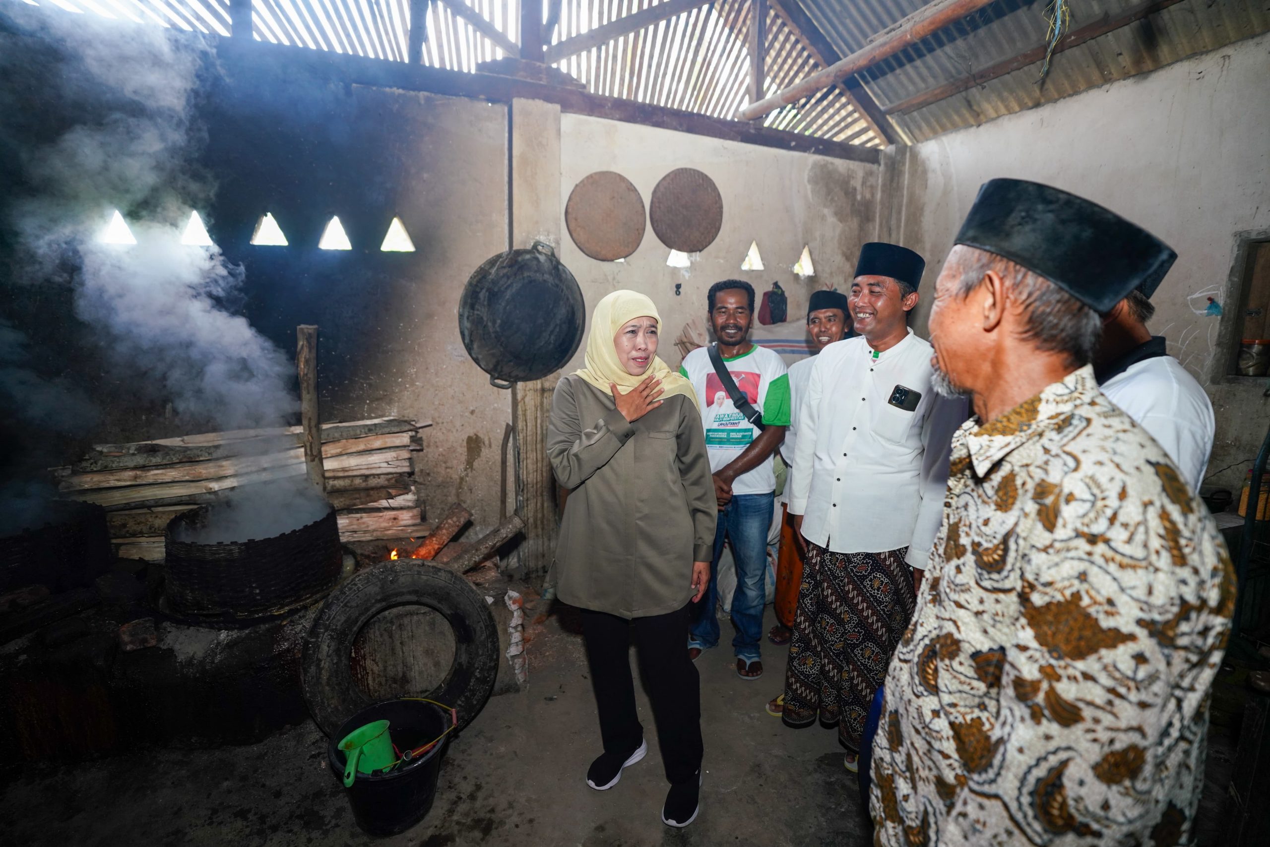 Cagub Jatim nomor urut 2, Khofifah Indar Parawansa saat dialog dan diskusi dengan para pelaku rumah industri gula merah atau penderes di Desa Bades, Kecamatan Cadipuro, Lumajang, Rabu (13/11/2024) sore. (Foto:IST)