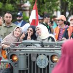 Cagub Jatim nomor urut 2 Khofifah Indar Parawansa saat mengikuti kirab Milad ke-110 Al Irsyad Al Islamiyyah di Jalan KH Mas Mansur, Ampel, Surabaya, Ahad (17/11/2024) sore.