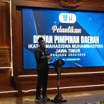 Pj Gubernur Jatim Adhy Karyono saat menyampaikan sambutan pada Pelantikan DPD IMM Jatim 2024-2026 di Gedung Negara Grahadi, Surabaya, Jumat (15/11/2024). (Foto: Ubay/ IST)
