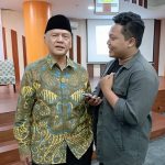 Ketua PP Muhammadiyah Prof Dadang Kahmad (kiri, batik) saat di Universitas Muhammadiyah Jakarta (UMJ), Jumat (22/11/2024). (Foto:Ubay)