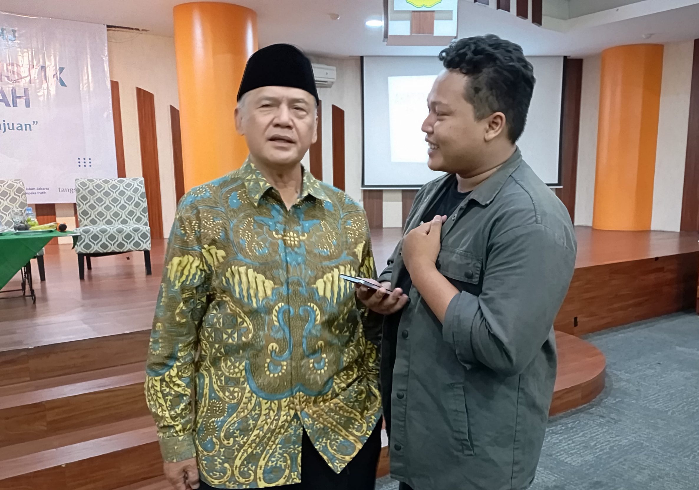 Ketua PP Muhammadiyah Prof Dadang Kahmad (kiri, batik) saat di Universitas Muhammadiyah Jakarta (UMJ), Jumat (22/11/2024). (Foto:Ubay)