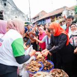 Cagub Jatim nomor urut 2 Khofifah Indar Parawansa saat blusukan ke Pasar Pabean, Sabtu (16/11/2024). (Foto:IST)