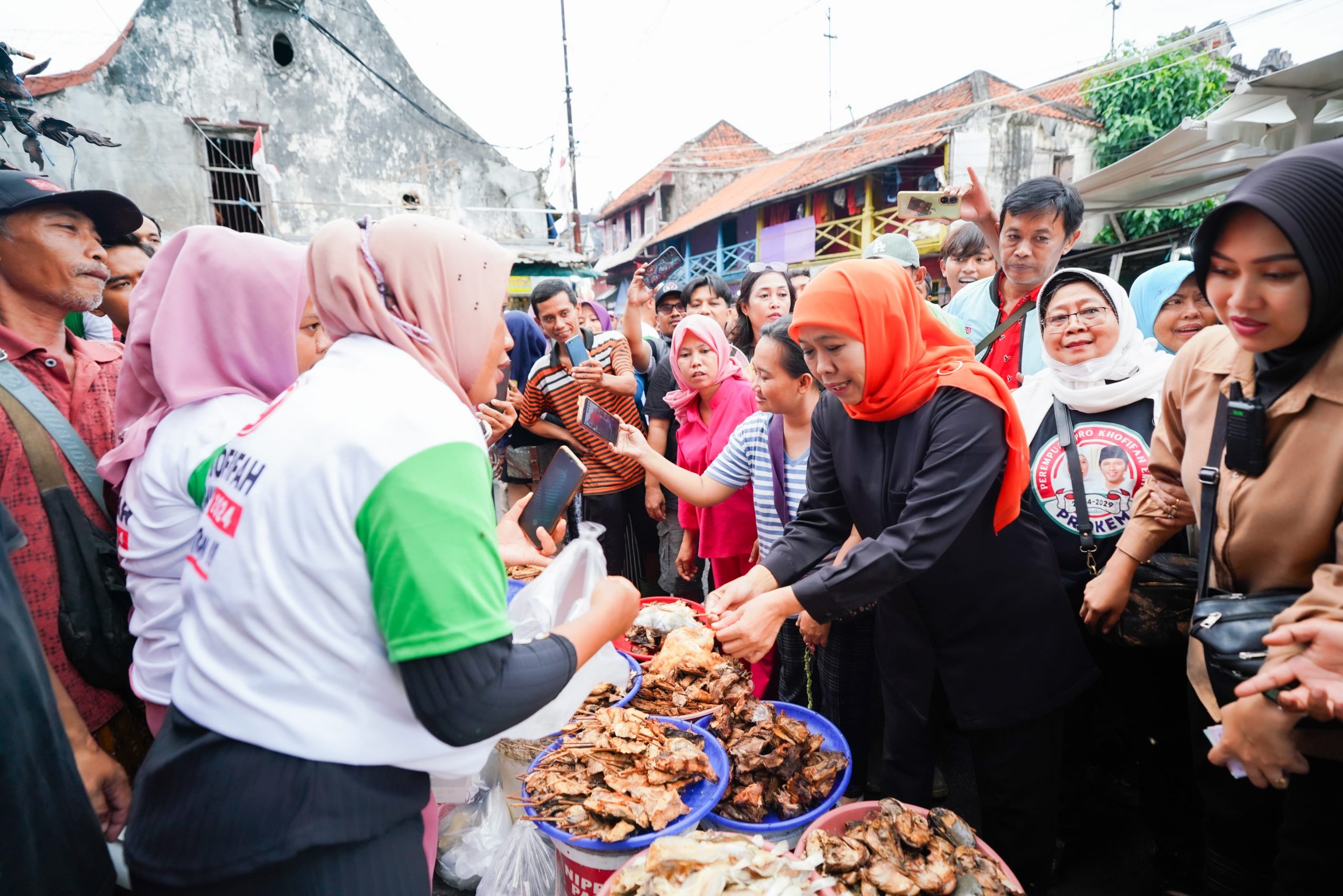 Cagub Jatim nomor urut 2 Khofifah Indar Parawansa saat blusukan ke Pasar Pabean, Sabtu (16/11/2024). (Foto:IST)