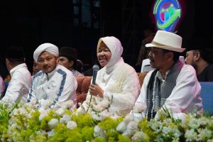 Risma Hadiri Sholawatan di Kali Kedinding, Warga Minta Gedung Sekolah Baru