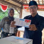 Ketua Umum PP Muhammadiyah, Prof Haedar Nashir menggunakan hak pilihnya dalam Pilkada Serentak 2024 di TPS 005 Rukeman, Dusun Gatak, Tamantirto, Kecamatan Kasihan, Bantul pada Rabu (27/11/2024). (Foto:IST)