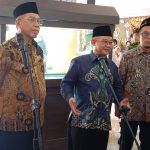 Mendikdasmen RI Prof Abdul Mu'ti (tengah) saat konferensi pers usai menghadiri peringatan Milad ke-112 Muhammadiyah di SMA Muhammadiyah 1 Taman, Sidoarjo pada Sabtu (16/11/2024). (Foto: Ubay)