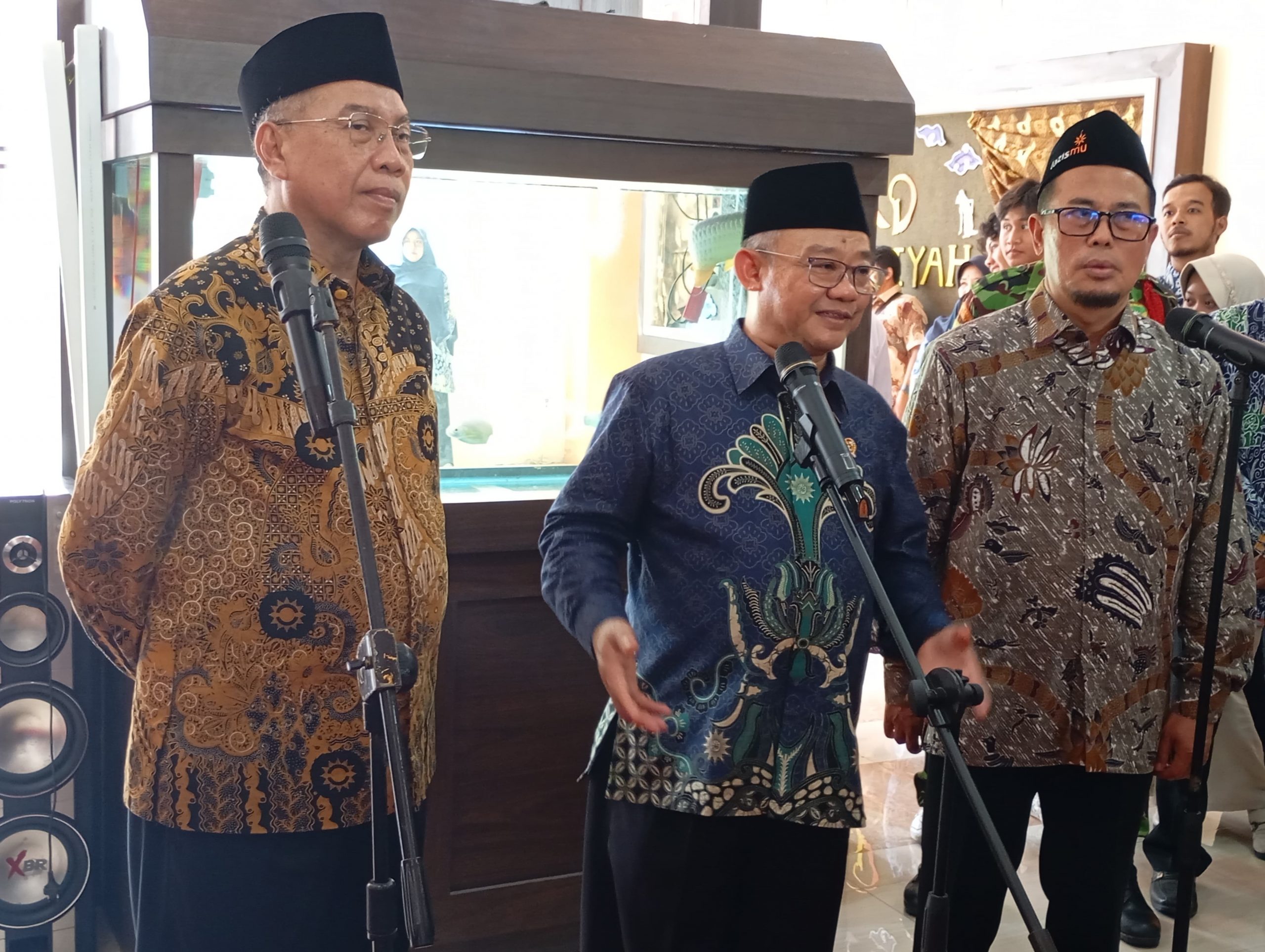 Mendikdasmen RI Prof Abdul Mu'ti (tengah) saat konferensi pers usai menghadiri peringatan Milad ke-112 Muhammadiyah di SMA Muhammadiyah 1 Taman, Sidoarjo pada Sabtu (16/11/2024). (Foto: Ubay)