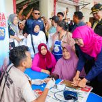 Cagub Jatim nomor urut 2, Khofifah Indar Parawansa saat blusukan dan menghadirkan cek kesehatan gratis di Pasar Pahing Rungkut Kidul Surabaya, Jumat (8/11/2024). (Foto:IST)