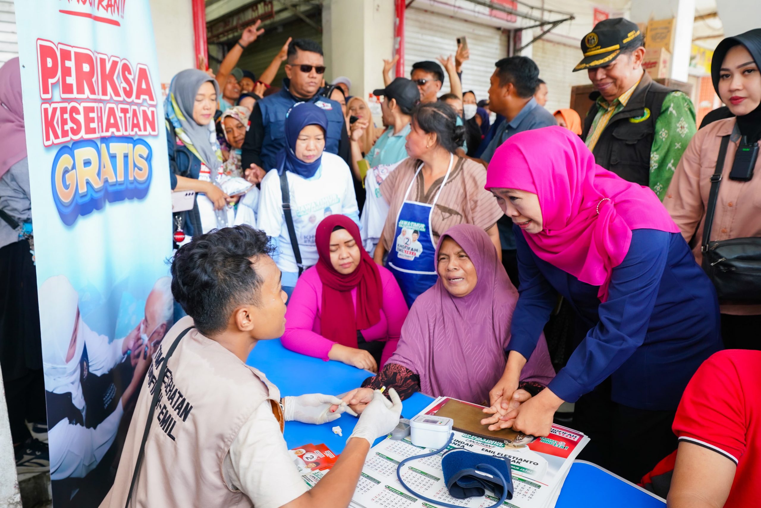 Cagub Jatim nomor urut 2, Khofifah Indar Parawansa saat blusukan dan menghadirkan cek kesehatan gratis di Pasar Pahing Rungkut Kidul Surabaya, Jumat (8/11/2024). (Foto:IST)