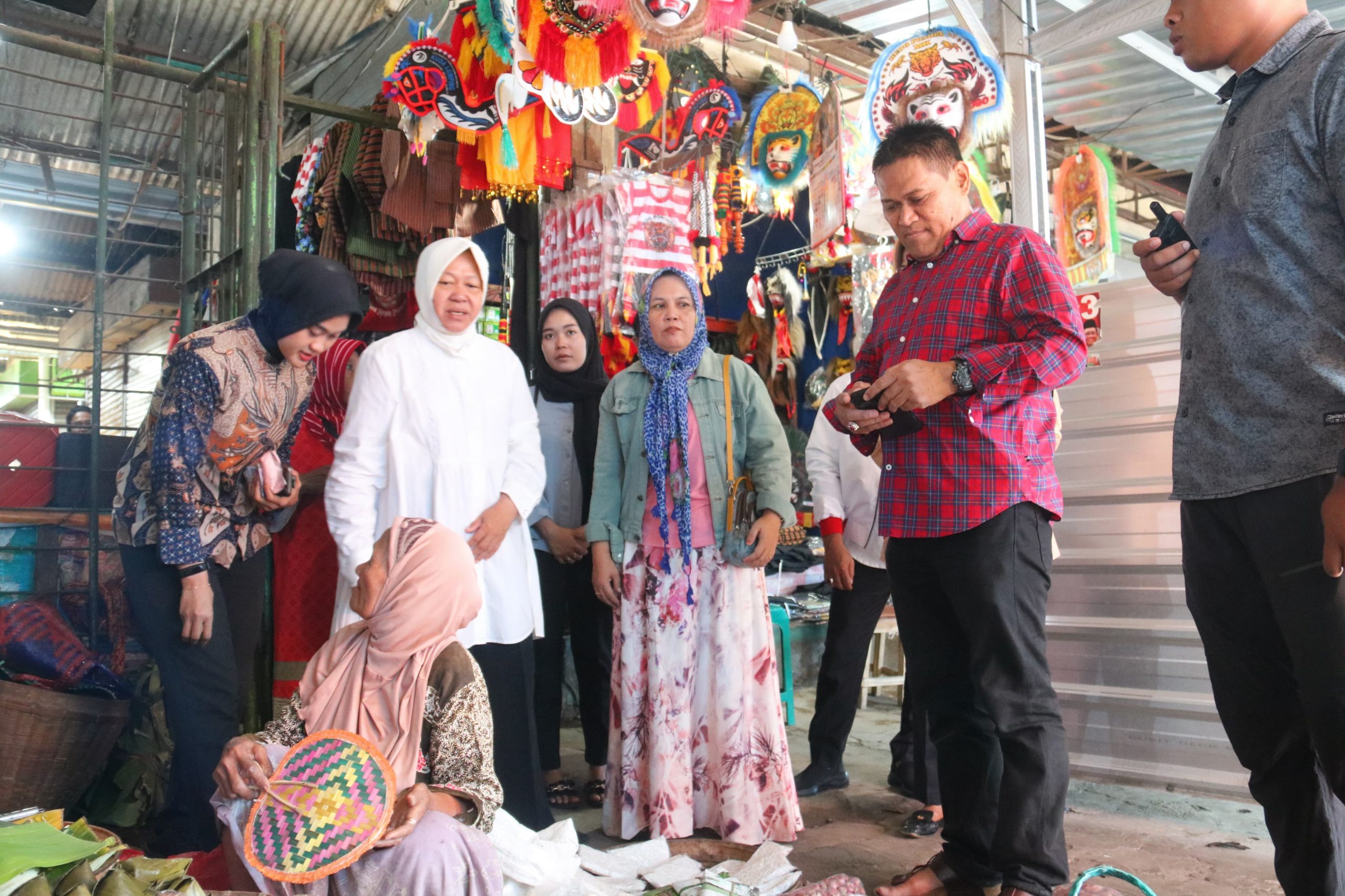 Risma bertemu pedagang dan pengunjung Pasar Gorang Gareng, Kecamatan Kawedanan, Magetan