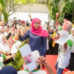 Cagub Jatim nomor urut 2, Khofifah Indar Parawansa saat mengunjungi PT Sekar Laut di Sidoarjo, Rabu (20/11/2024). (Foto:IST)