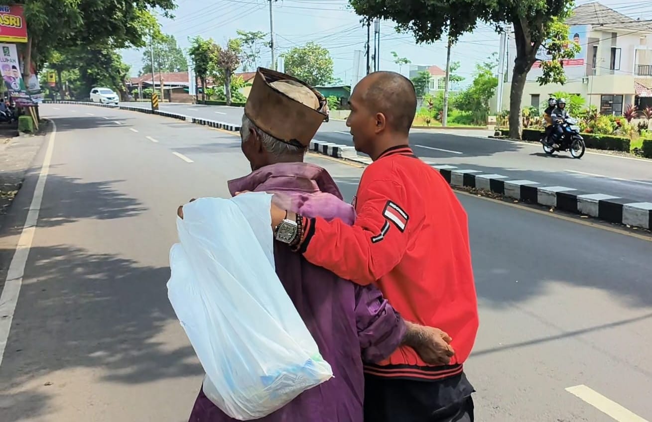 Kakek berpakaian lusuh yang sedang melintas dijemput tim Risma dan diberi bantuan