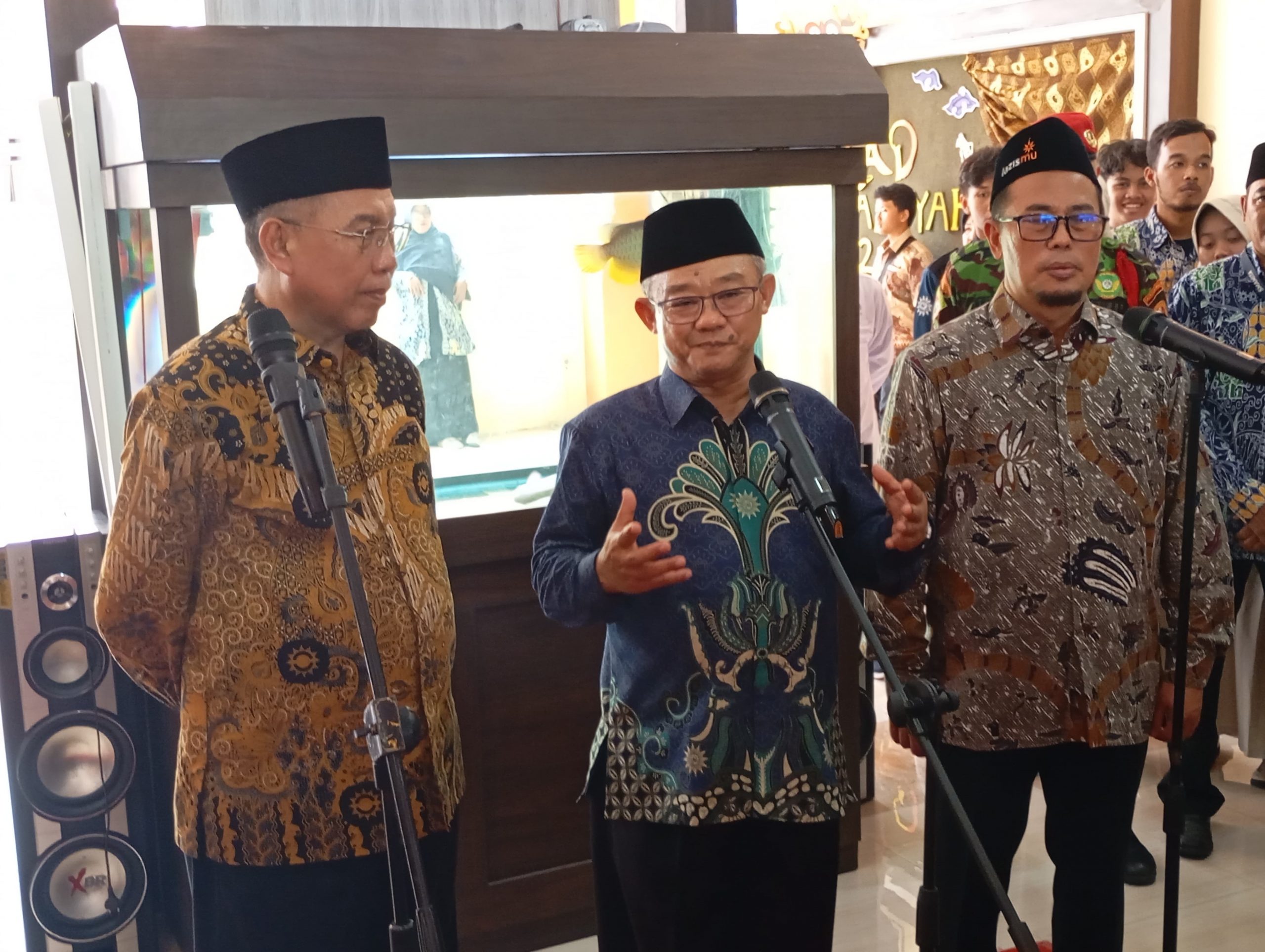 Mendikdasmen RI Prof Abdul Mu'ti (tengah) saat konferensi pers usai menghadiri peringatan Milad ke-112 Muhammadiyah di Jawa Timur yang berlangsung di SMAM1TA, Sidoarjo pada Sabtu (16/11/2024). (Foto: Ubay)