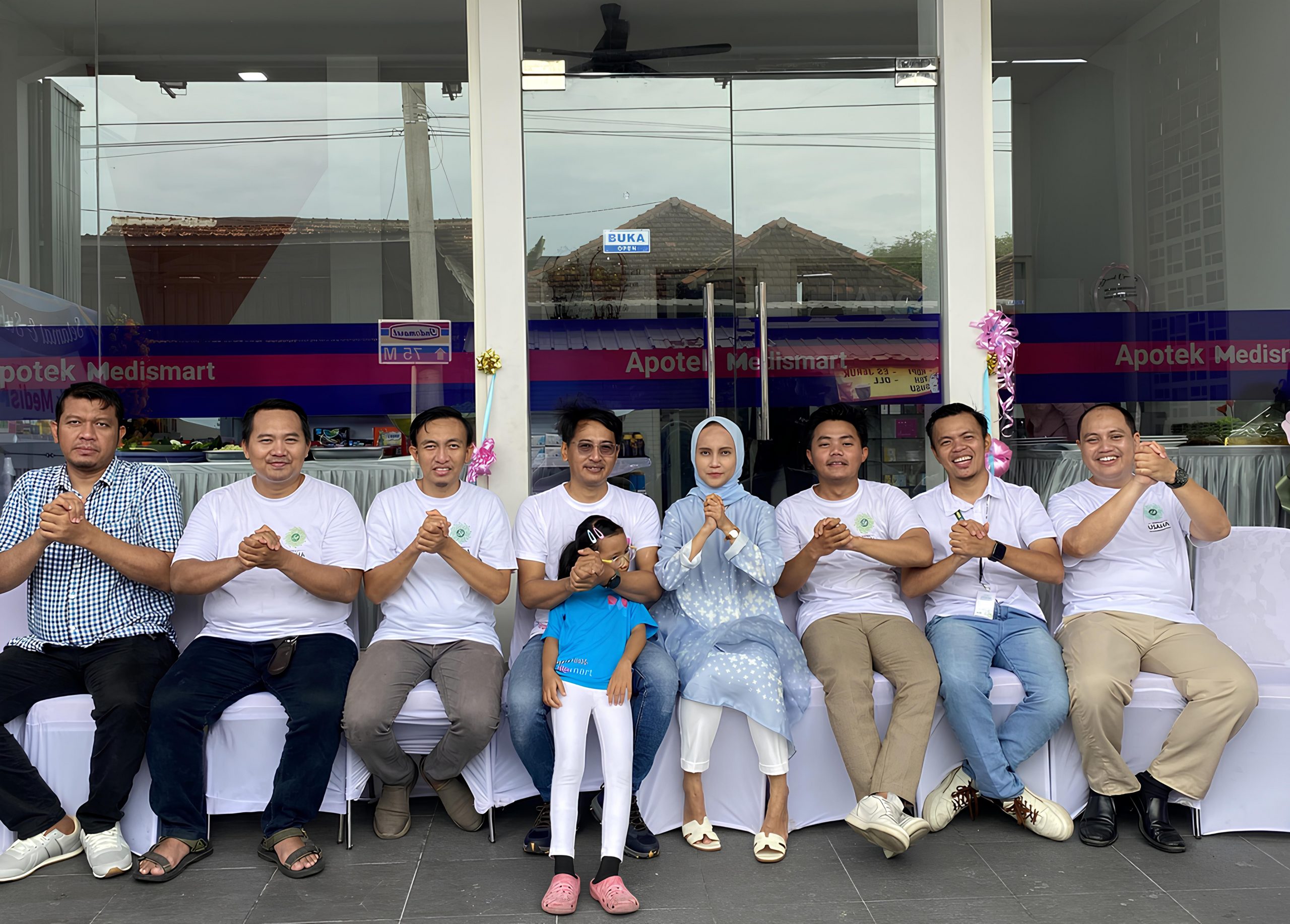 Anggota Serikat Usaha Muhammadiyah Sidoarjo saat foto bersama setelah proses soft launching Apotek Medismart, Sidoarjo. (Foto:IST)