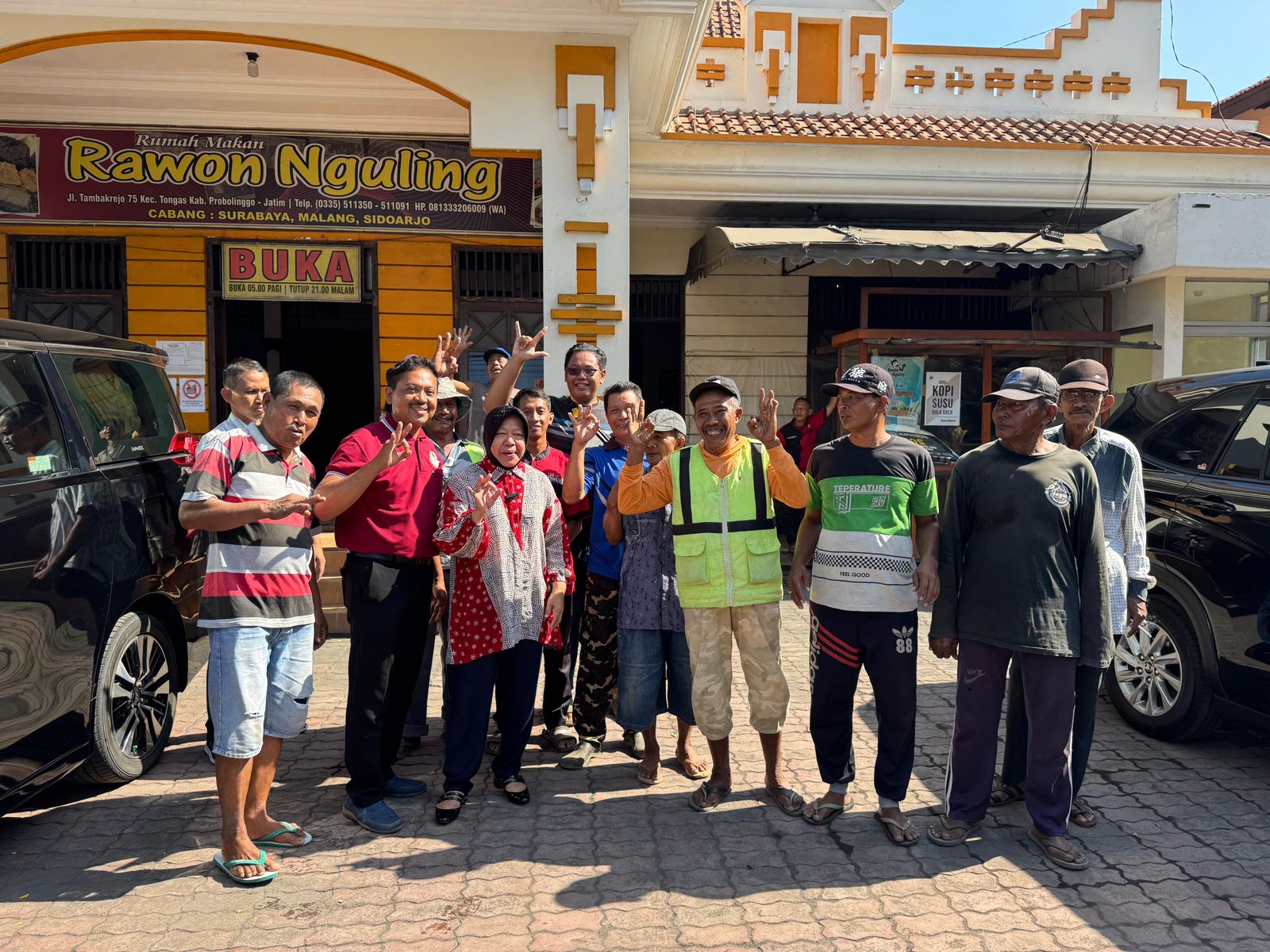 Cagub Risma foto bersama masyarakat di depan Rumah Makan Rawon Nguling, Probolinggo