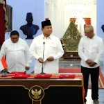 Presiden RI Prabowo Subianto menandatangani PP Nomor 47/2024 yang menghapuskan kredit macet UMKM bidang pertanian, perkebunan peternakan, hingga perikanan dan kelautan, Selasa (5/11/2024). (Foto:Ubay)