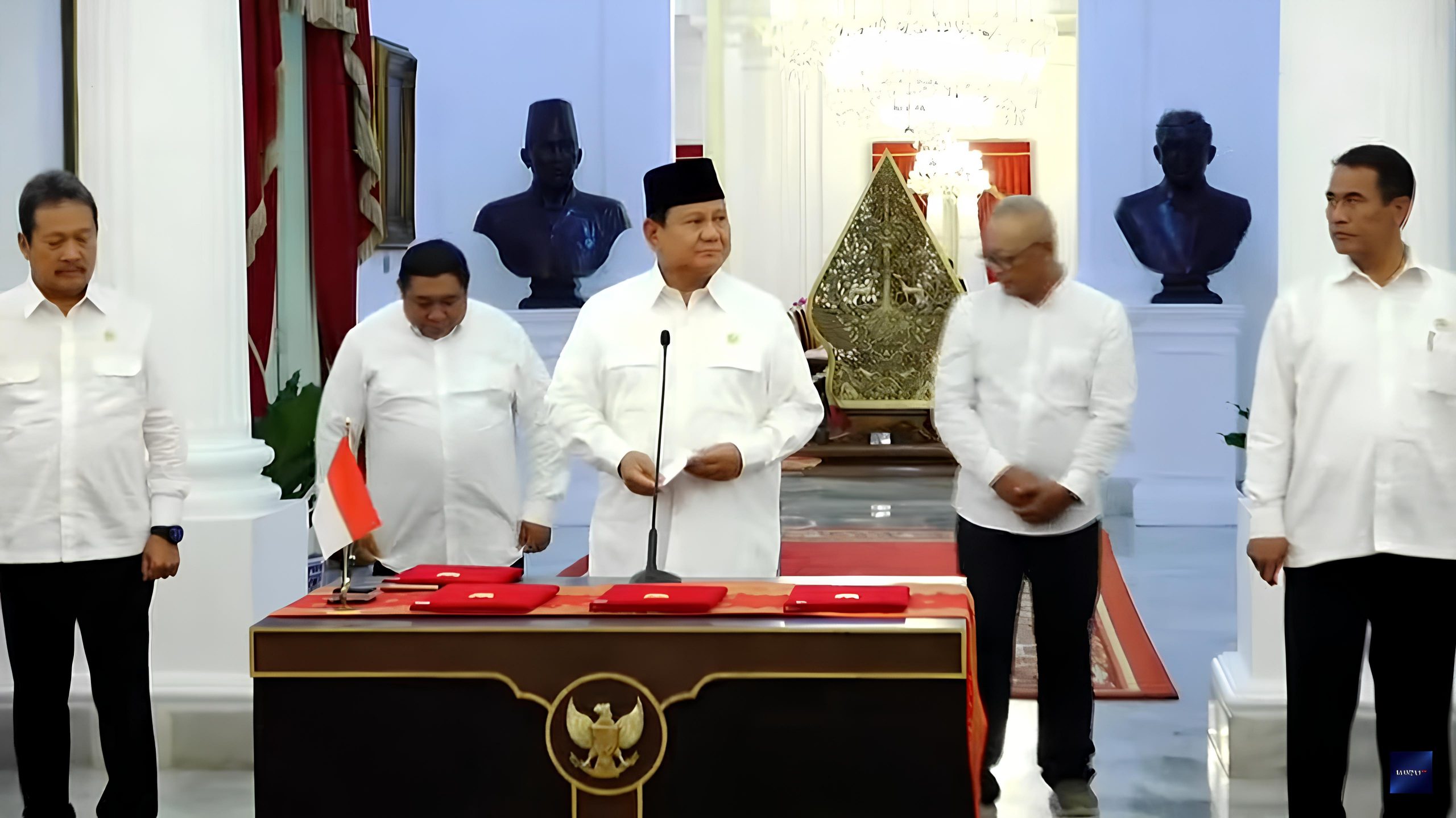 Presiden RI Prabowo Subianto menandatangani PP Nomor 47/2024 yang menghapuskan kredit macet UMKM bidang pertanian, perkebunan peternakan, hingga perikanan dan kelautan, Selasa (5/11/2024). (Foto:Ubay)