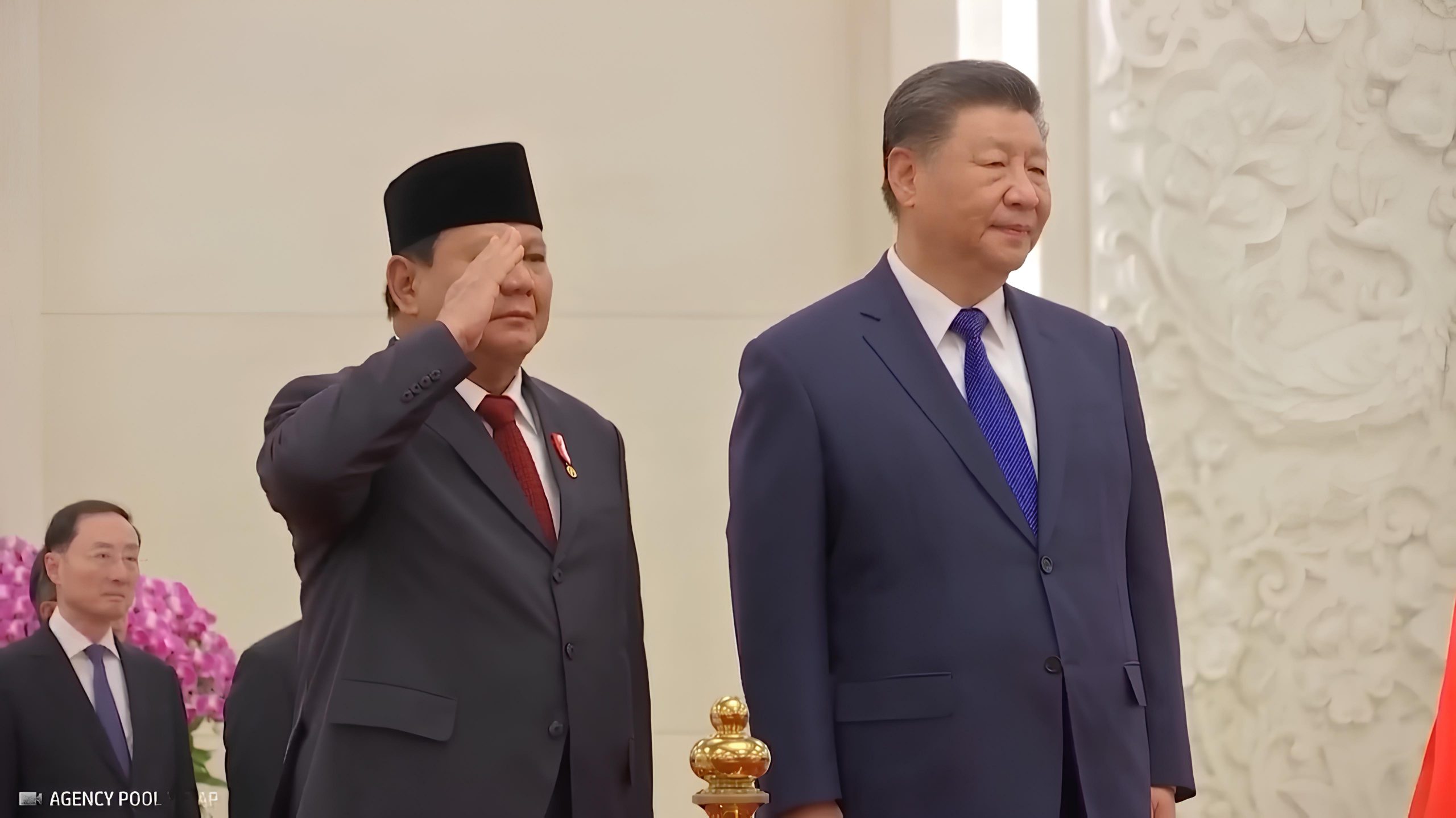 Presiden RI Prabowo Subianto (kiri) dan Presiden China Xi Jinping saat upacara penyambutan. (Foto:Tangkapan layar/ Ubay)