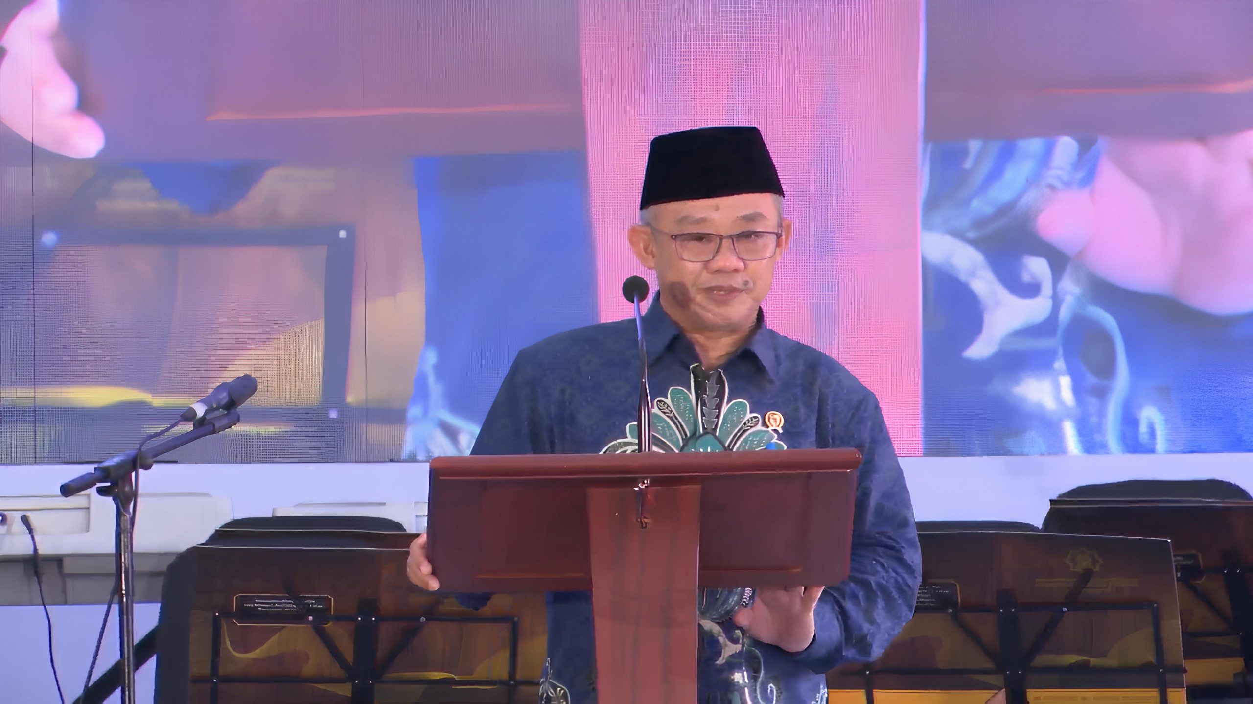 Mendikdasmen RI Prof Abdul Mu'ti saat menyampaikan arahan dan amanat pada peringatan Milad ke-112 Muhammadiyah di SMAM1TA, Sidoarjo, Sabtu (16/11/2024). (Foto: Ubay)