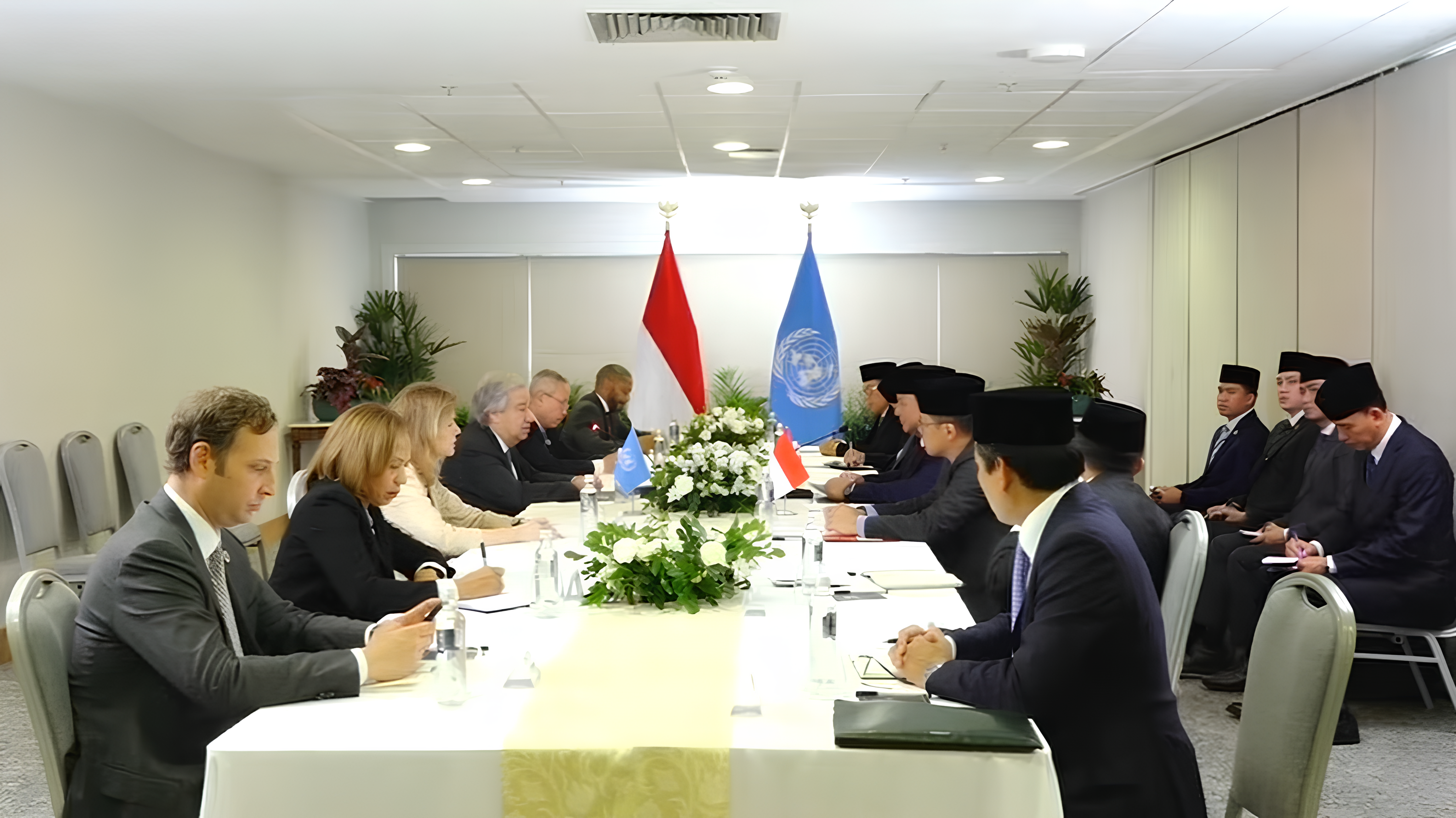 Pertemuan bilateral Presiden RI Prabowo Subianto beserta delegasi Indonesia lainnya dengan Sekjen PBB Antonio Guterres dan jajarannya di Rio de Janeiro, Brasil, jelang penyelenggaraan KTT G20, Ahad (17/11/2024). (Foto:Ubay)