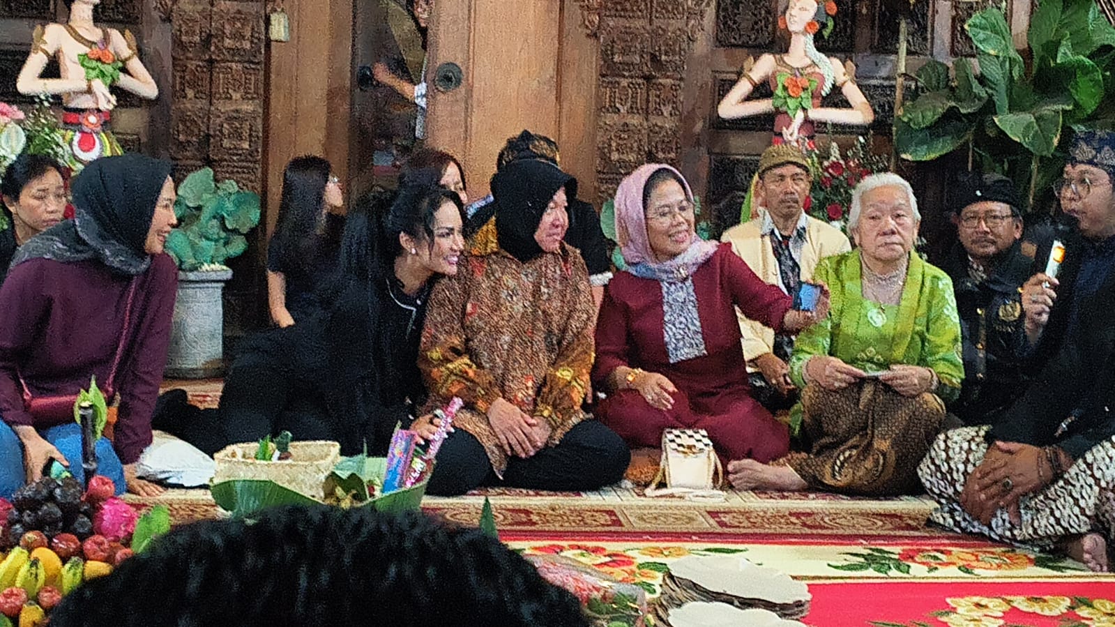 Kris Dayanti, Risma dan Sri Untari foto bersama dalam acara Temu Budaya di Songgoriti