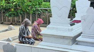 Risma Ziarah ke Makam Sunan Ampel dan Sunan Giri, Sempat Singgah Cicip Lontong Sayur