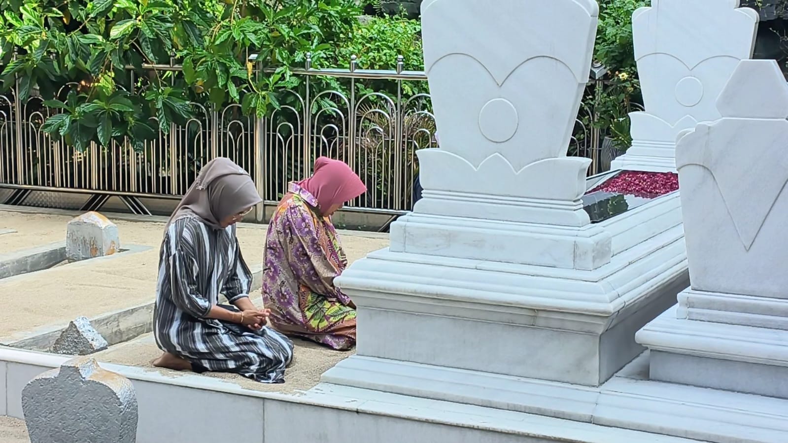 Risma Ziarah ke Makam Sunan Ampel