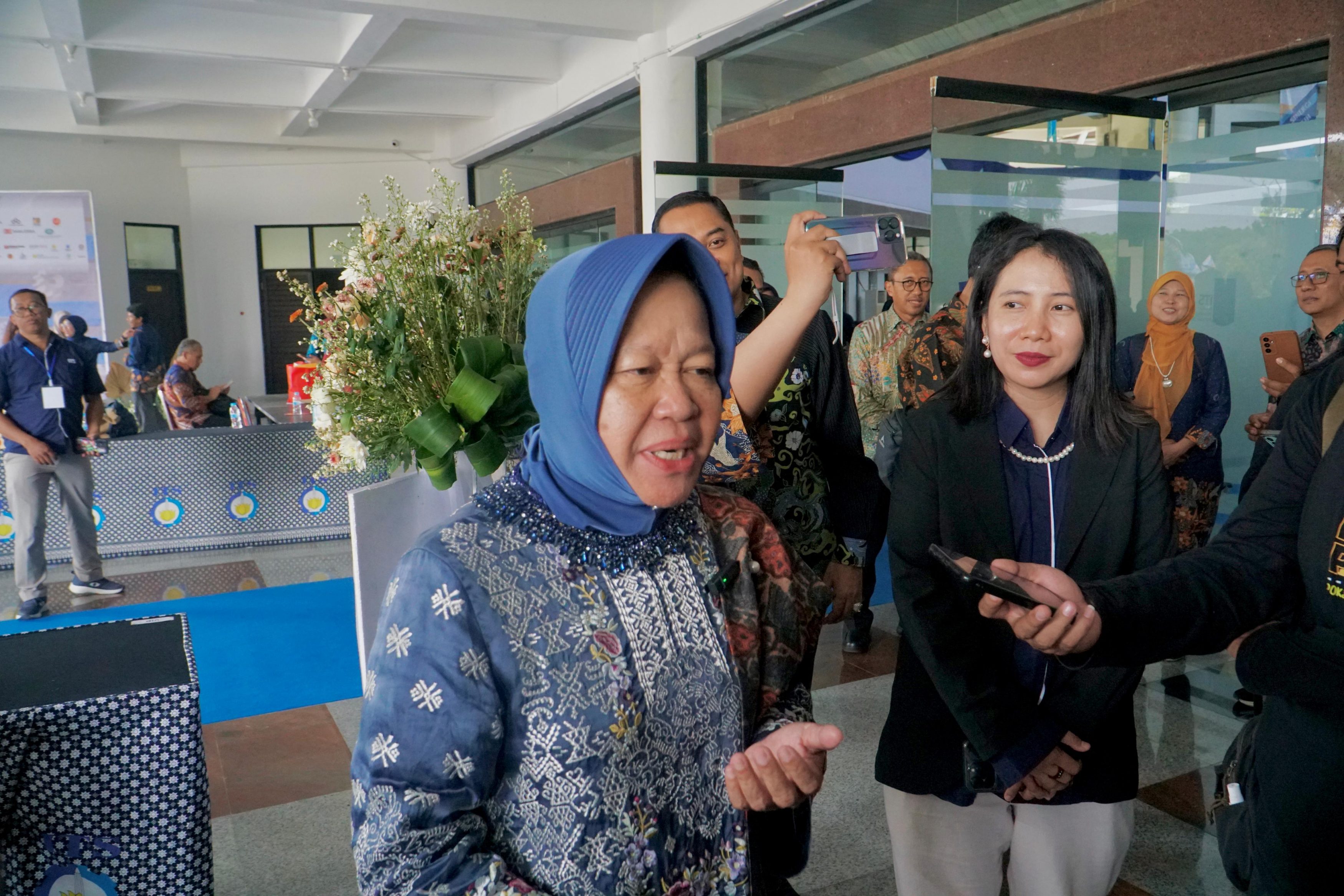 Punya Dedikasi Tinggi untuk Surabaya, Risma dan Eri Cahyadi Terima Penghargaan ITS 