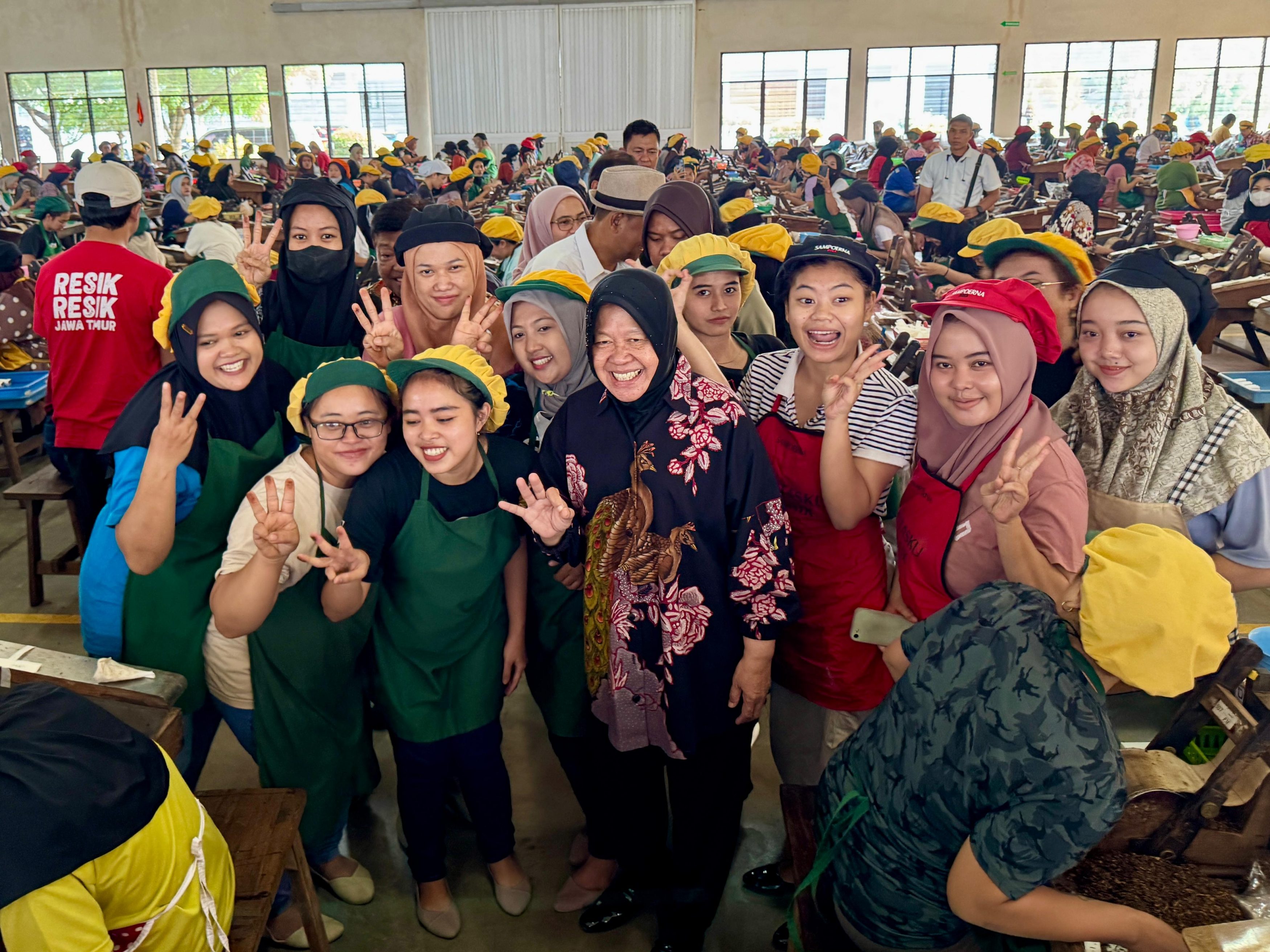 Ribuan Pekerja Pabrik Rokok Grendel Antusias Sambut Cagub Risma