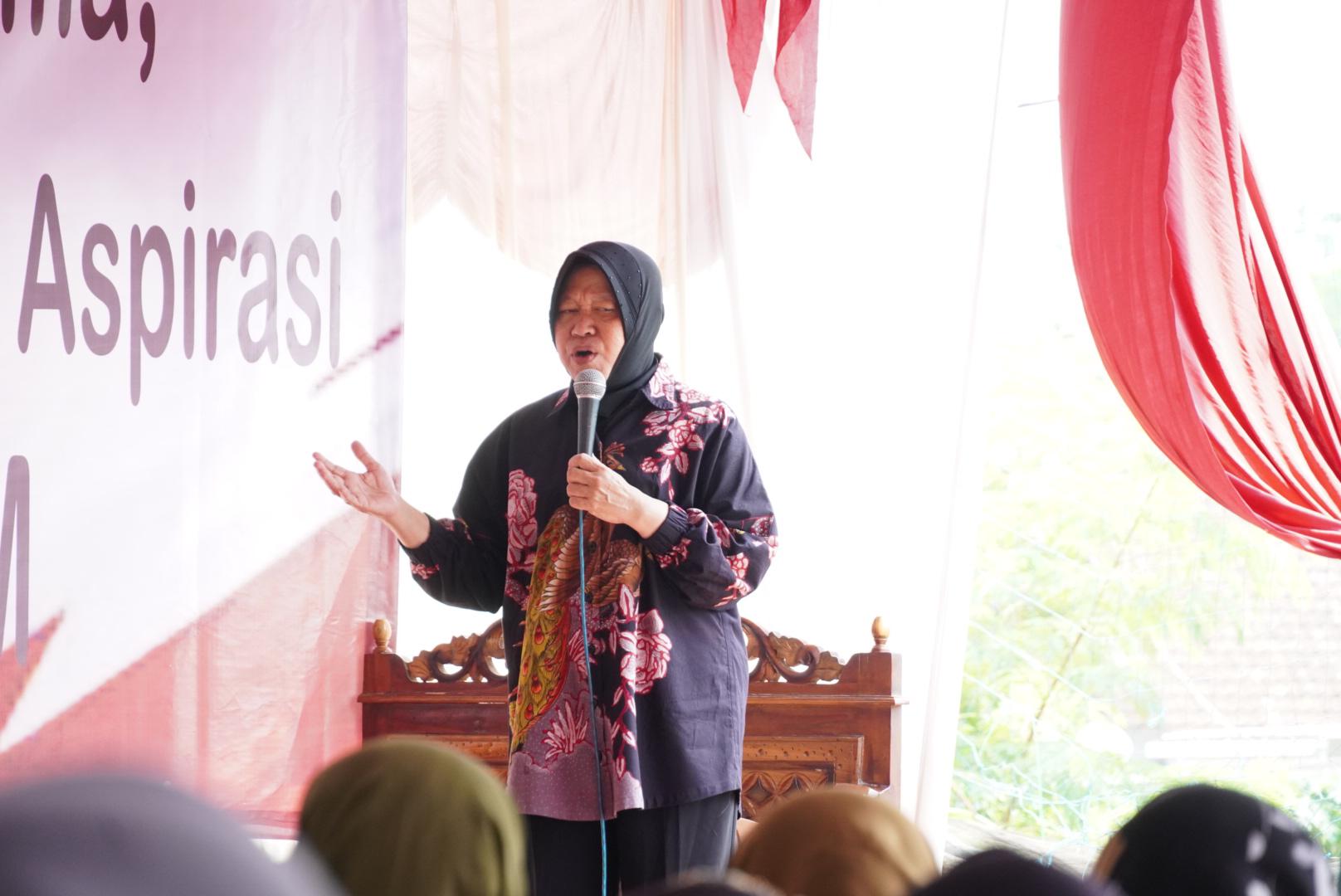 Risma menceritakan kisah sukses penjual pecel semanggi untuk motivasi warga Ngajum, Kabupaten Malang