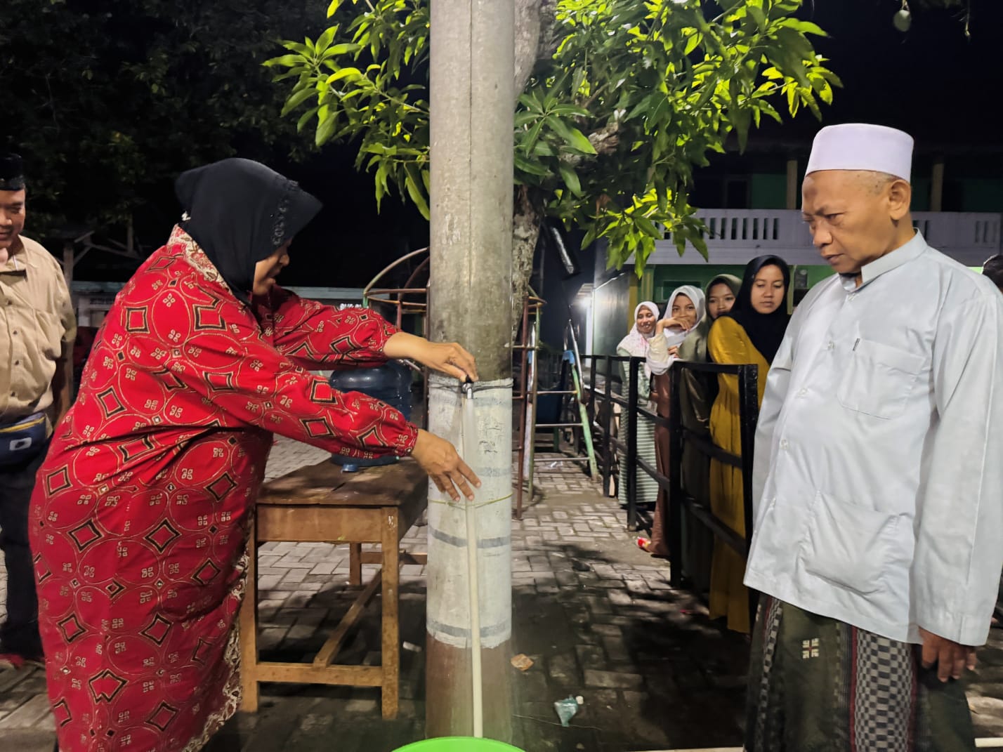 Risma meninjau Bantuan Sumur Bor untuk warga Konang, Bangkalan