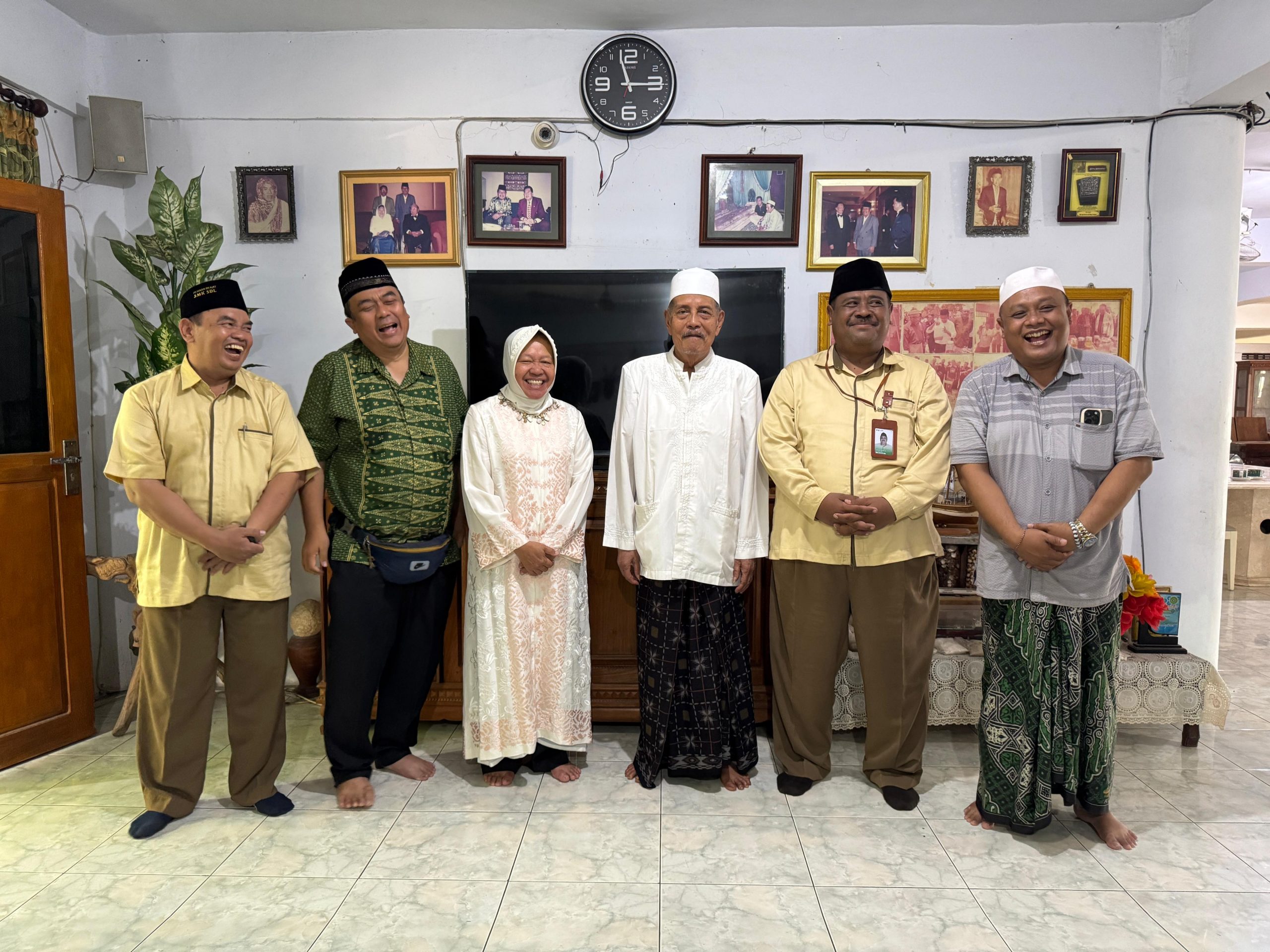 Tri Rismaharini sowan ke Prof. Dr. KH. Abdul Ghofur, Pengasuh Pondok Pesantren Sunan Drajat.