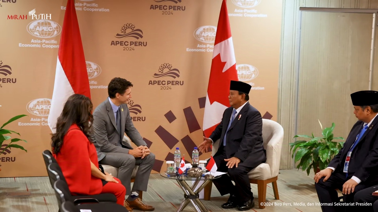 Presiden RI Prabowo Subianto (kanan) melangsungkan pertemuan bilateral dengan PM Kanada Justin Trudeau di sela forum KTT APEC, Jumat (15/11/2024). (Foto:Tangkapan layar/ Ubay)