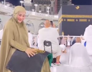 Transgender Isa Zega Ibadah Umrah Pakai Baju Muslimah; MUI Sebut Langgar Ketentuan Agama