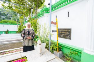 Hari Tenang Pilgub Jatim, Khofifah Ziarah ke Makam Kiai Wahab dan Kiai Bisri