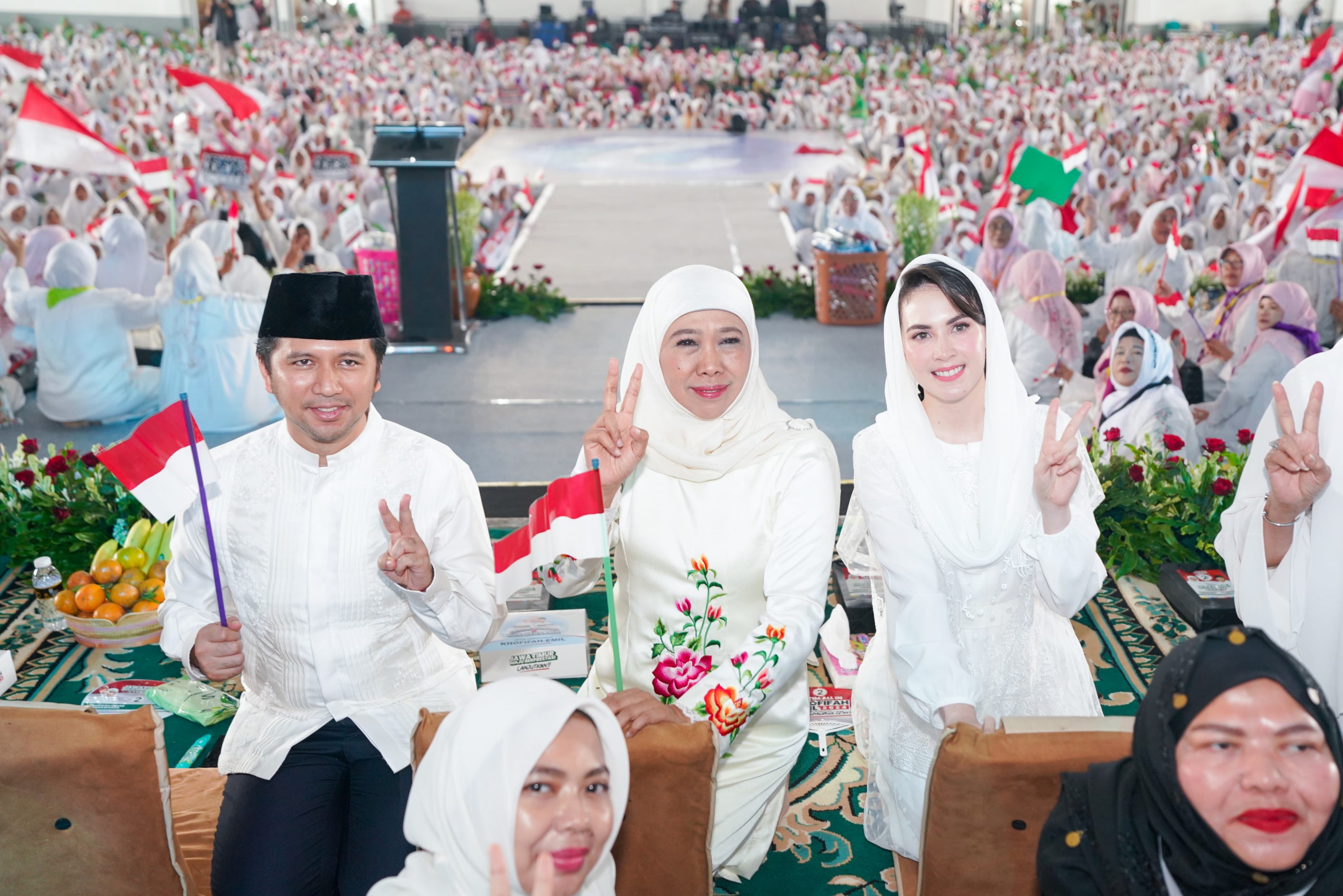 Puluhan Ribu Masyarakat Hadiri Dzikir dan Doa Bersama untuk Kemenangan Khofifah-Emil di Pilgub Jatim 2024