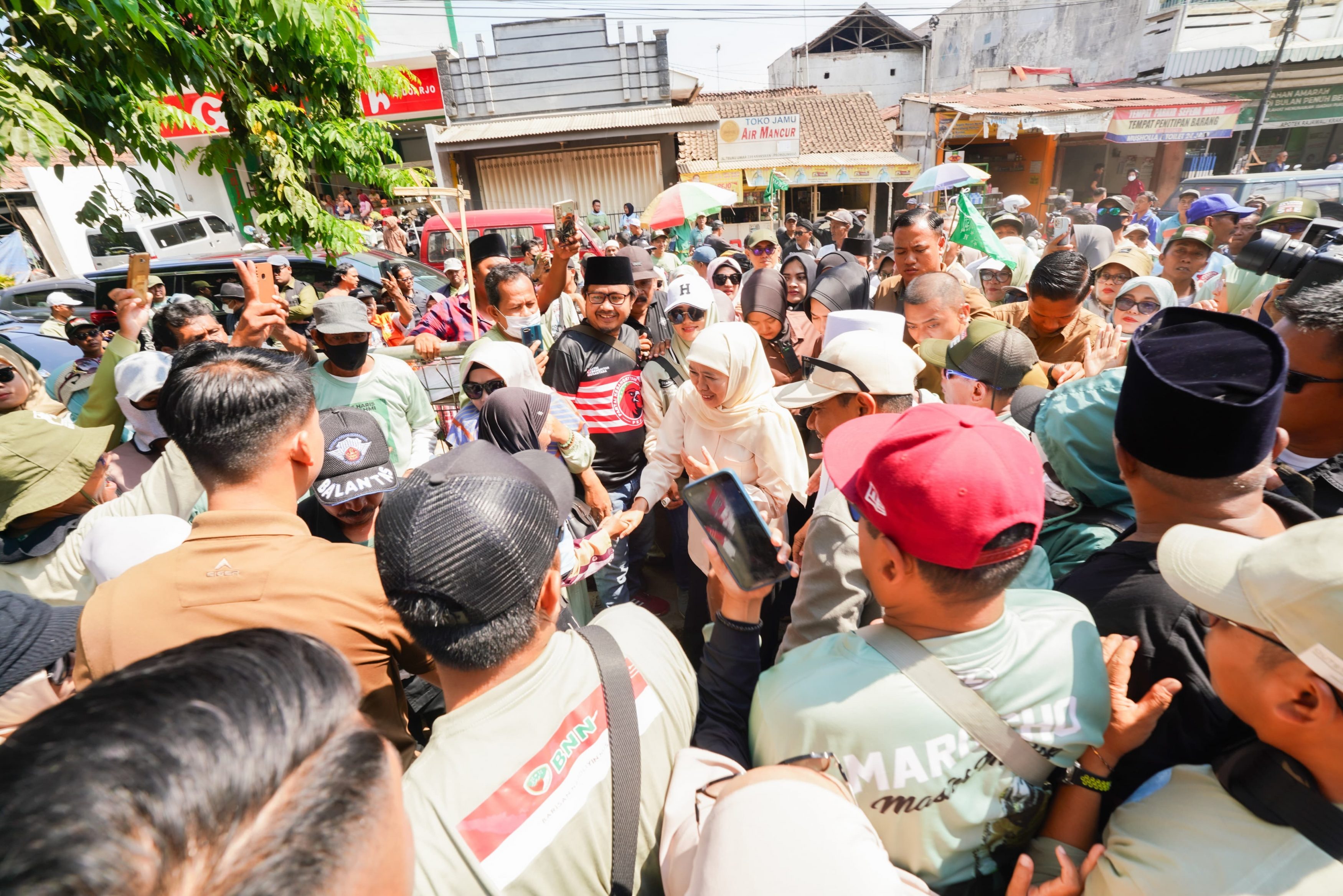 Khofifah Blusukan ke Pasar Semampir, Disambut Antusias oleh Warga Probolinggo