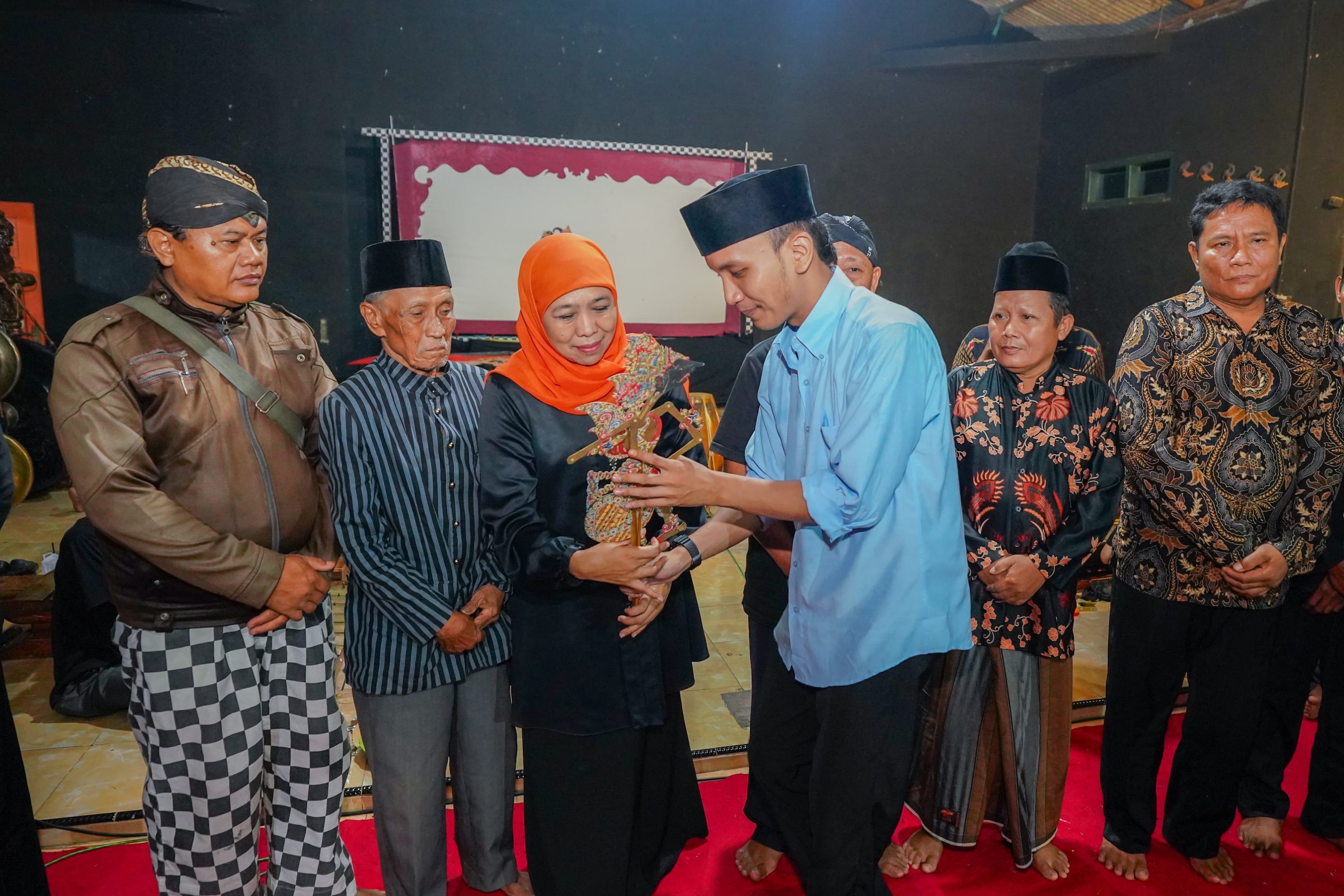 Peringatan Hari Wayang Nasional, Khofifah Diberi “Prabu Kresna” Simbol Raja Bijaksana