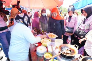 Khofifah Naik Delman ke Pasar Jumat Legi Sukodono, Borong Mochi dan Cenil Khas Warga Lokal