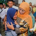 Cagub Jatim nomor urut 2 Khofifah Indar Parawansa saat menemui istri dari Almarhum Daris, saksi Khofifah-Emil yang meninggal dunia usai bertugas pada Pilkada serentak 2024, Jumat (29/11/2024). (Foto:IST)