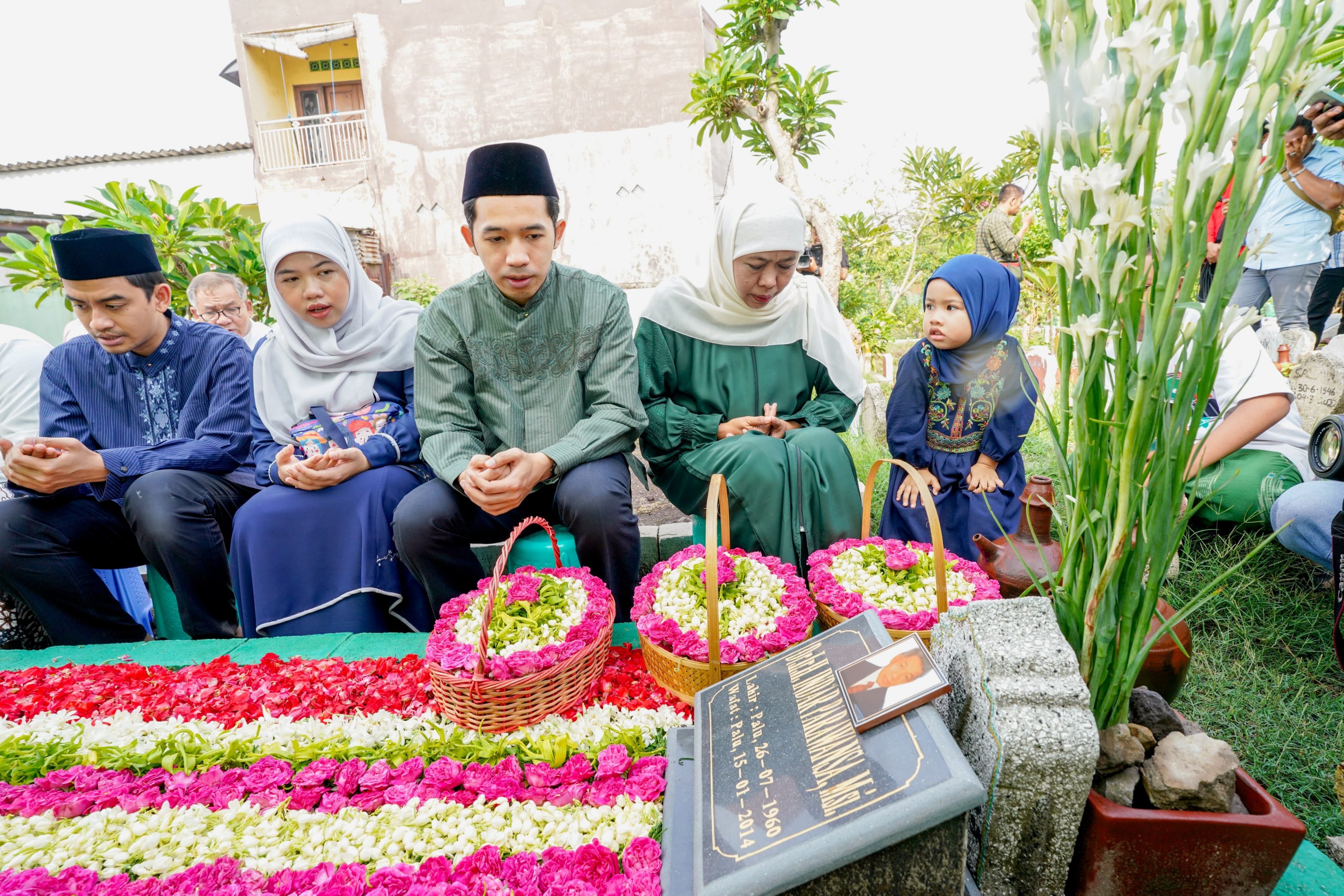 Khofifah Nyekar Dulu Sebelum Nyoblos di TPS 19 Margorejo