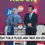 Pasangan Cagub-Cawagub Khofifah Indar Parawansa dan Emil Elestianto Dardak saat debat publik kedua Pilgub Jatim 2024 di Grand City Surabaya, Ahad (3/11/2024). (Foto:Tangkapan layar/ Ubay)